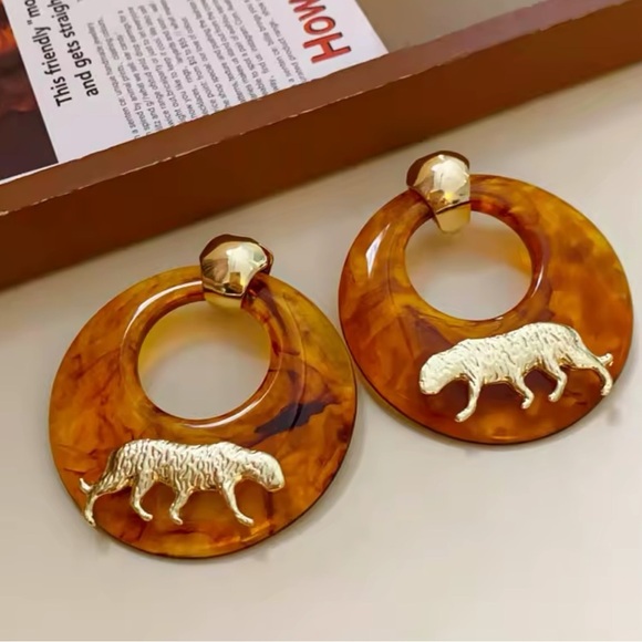 Anthropologie Gold Panthere Resin Brown Elegant Earrings - Picture 14 of 15